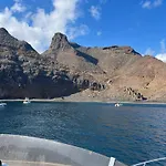 Luxury Yacht In Cruz Port Optional At Extra Cost Tour With Skipper & Stewardess, Cocktails, Food, Islandwide Pick-up And Return 船屋