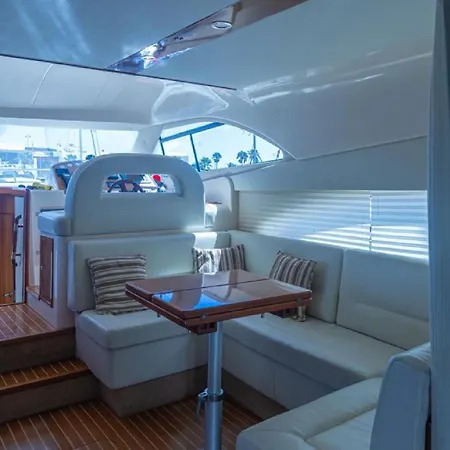 Ботель Luxury Yacht In Cruz Port Optional At Extra Cost Tour With Skipper & Stewardess, Cocktails, Food, Islandwide Pick-up And Return Санта-Крус-де-Тенерифе