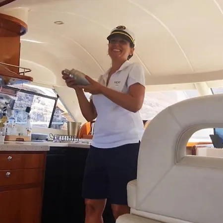 ספינת מלון Yacht Experience Tenerife 24h Tour With Private Skipper & Private Hostess With Cocktails, Sandwiches, Free Minibar And Free Islandwide Pick-up And Return In A Tesla S Sportscar *