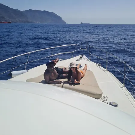 ספינת מלון Yacht Experience Tenerife 24h Tour With Private Skipper & Private Hostess With Cocktails, Sandwiches, Free Minibar And Free Islandwide Pick-up And Return In A Tesla S Sportscar