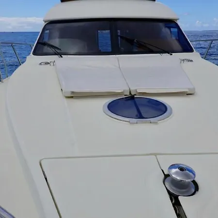 Luxury Yacht In Cruz Port Optional At Extra Cost Tour With Skipper & Stewardess, Cocktails, Food, Islandwide Pick-up And Return 船上ホテル サンタクルスデテネリフェ