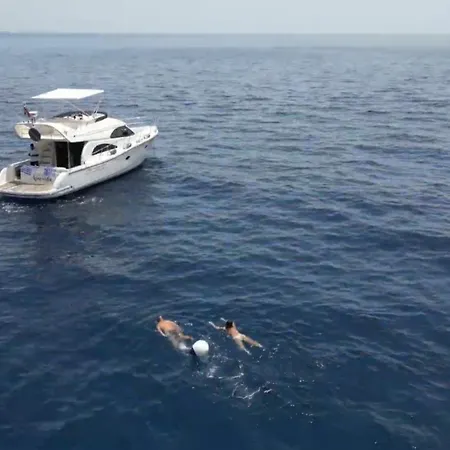 Luxury Yacht In Cruz Port Optional At Extra Cost Tour With Skipper & Stewardess, Cocktails, Food, Islandwide Pick-up And Return Båthotell *