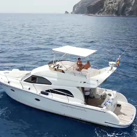 Luxury Yacht In Cruz Port Optional At Extra Cost Tour With Skipper & Stewardess, Cocktails, Food, Islandwide Pick-up And Return Båthotell *