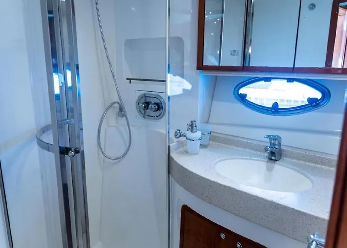 Luxury Yacht In Cruz Port Optional At Extra Cost Tour With Skipper & Stewardess, Cocktails, Food, Islandwide Pick-up And Return Båthotell