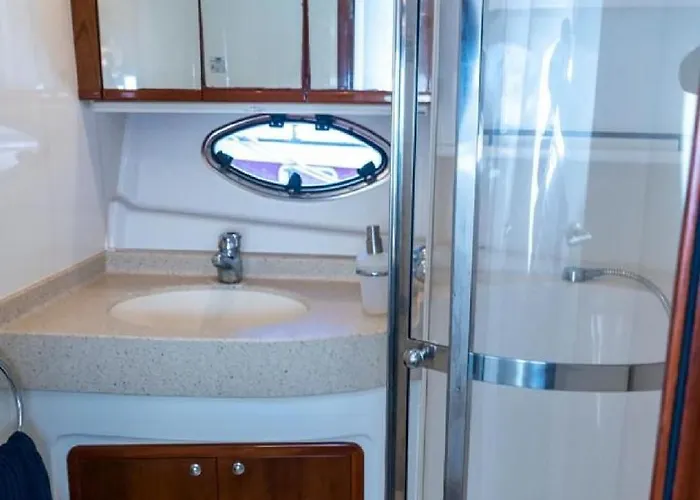 Luxury Yacht In Cruz Port Optional At Extra Cost Tour With Skipper & Stewardess, Cocktails, Food, Islandwide Pick-up And Return Båthotell *