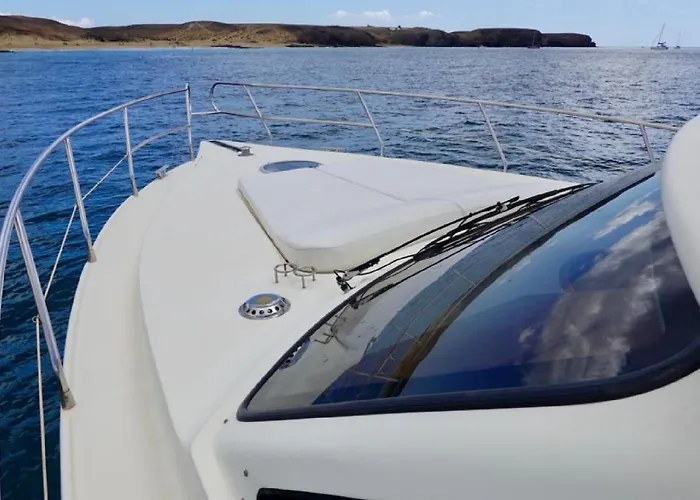 Luxury Yacht In Cruz Port Optional At Extra Cost Tour With Skipper & Stewardess, Cocktails, Food, Islandwide Pick-up And Return Båthotell