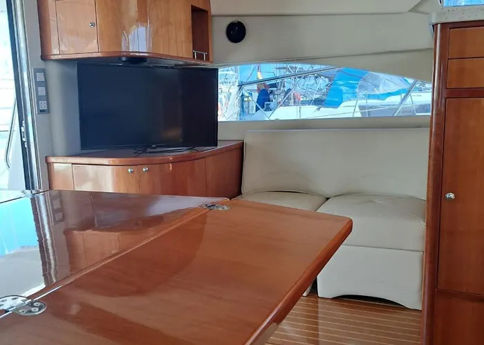 Luxury Yacht In Cruz Port Optional At Extra Cost Tour With Skipper & Stewardess, Cocktails, Food, Islandwide Pick-up And Return Båthotell