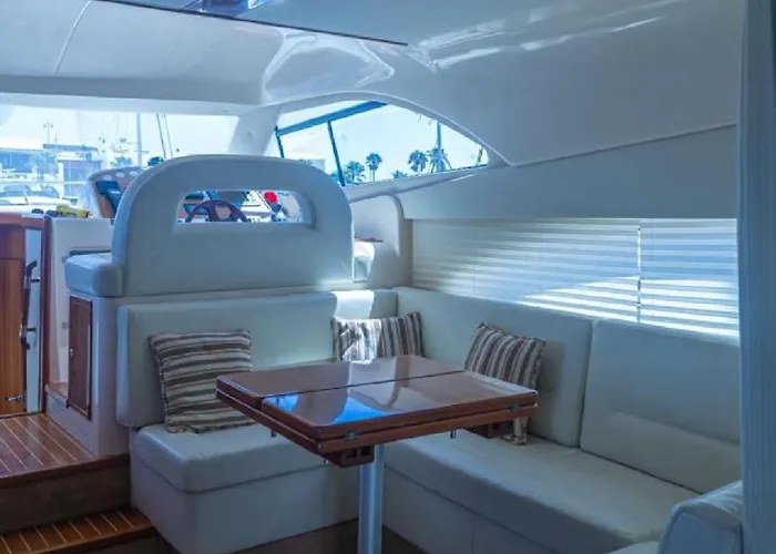 Båthotell Luxury Yacht In Cruz Port Optional At Extra Cost Tour With Skipper & Stewardess, Cocktails, Food, Islandwide Pick-up And Return Santa Cruz de Tenerife