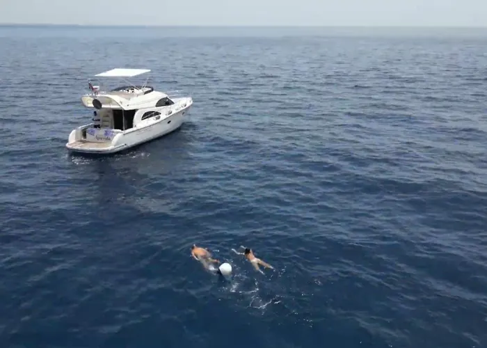 Luxury Yacht In Cruz Port Optional At Extra Cost Tour With Skipper & Stewardess, Cocktails, Food, Islandwide Pick-up And Return Båthotell *