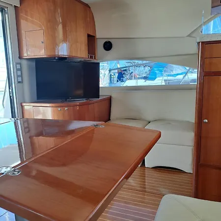 Luxury Yacht In Cruz Port Optional At Extra Cost Tour With Skipper & Stewardess, Cocktails, Food, Islandwide Pick-up And Return Hotel en barco