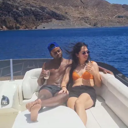 Yacht Experience Tenerife 24h Tour With Private Skipper & Private Hostess With Cocktails, Sandwiches, Free Minibar And Free Islandwide Pick-up And Return In A Tesla S Sportscar Båthotell Santa Cruz de Tenerife