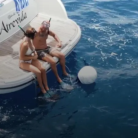 Båthotell Yacht Experience Tenerife 24h Tour With Private Skipper & Private Hostess With Cocktails, Sandwiches, Free Minibar And Free Islandwide Pick-up And Return In A Tesla S Sportscar